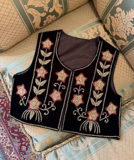 جلیقه مشکی گل طلایی قرمز زنانه