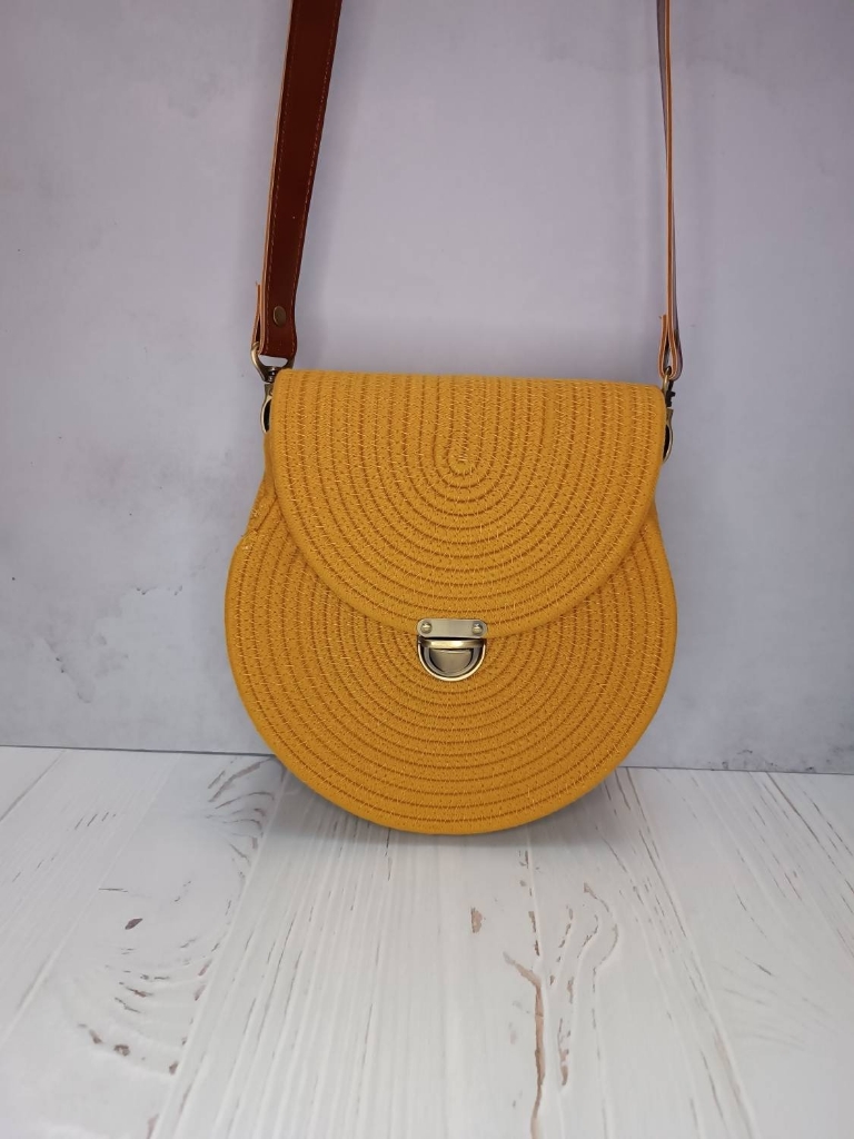 کیف خردلی گرد قیطان بند چرمی زنانه