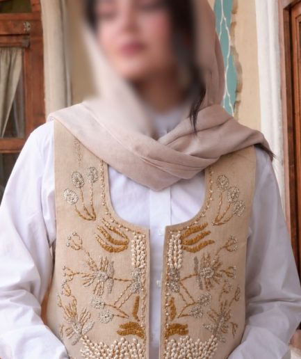 جلیقه سنگدوزی لوکس کرم زنانه